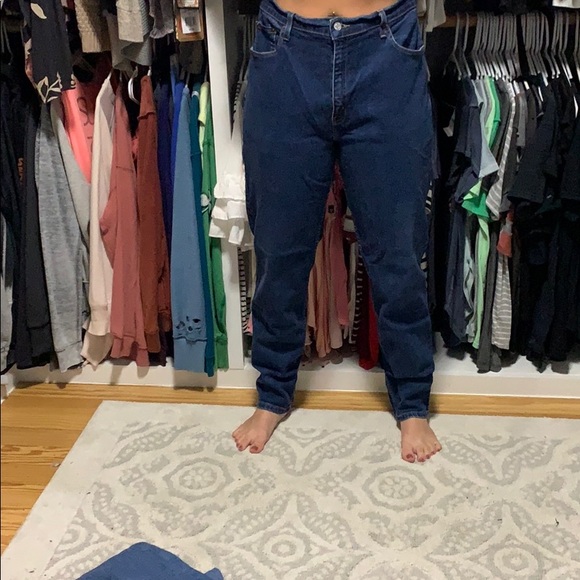 ♥️ Levi’s relaxed fit tapered ankle jeans ♥️ - Picture 2 of 3